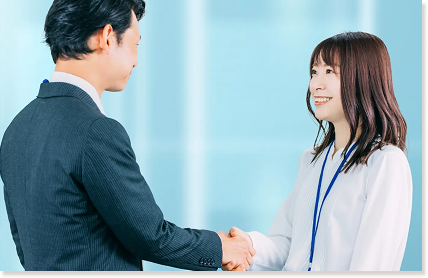 握手を交わす男性と女性